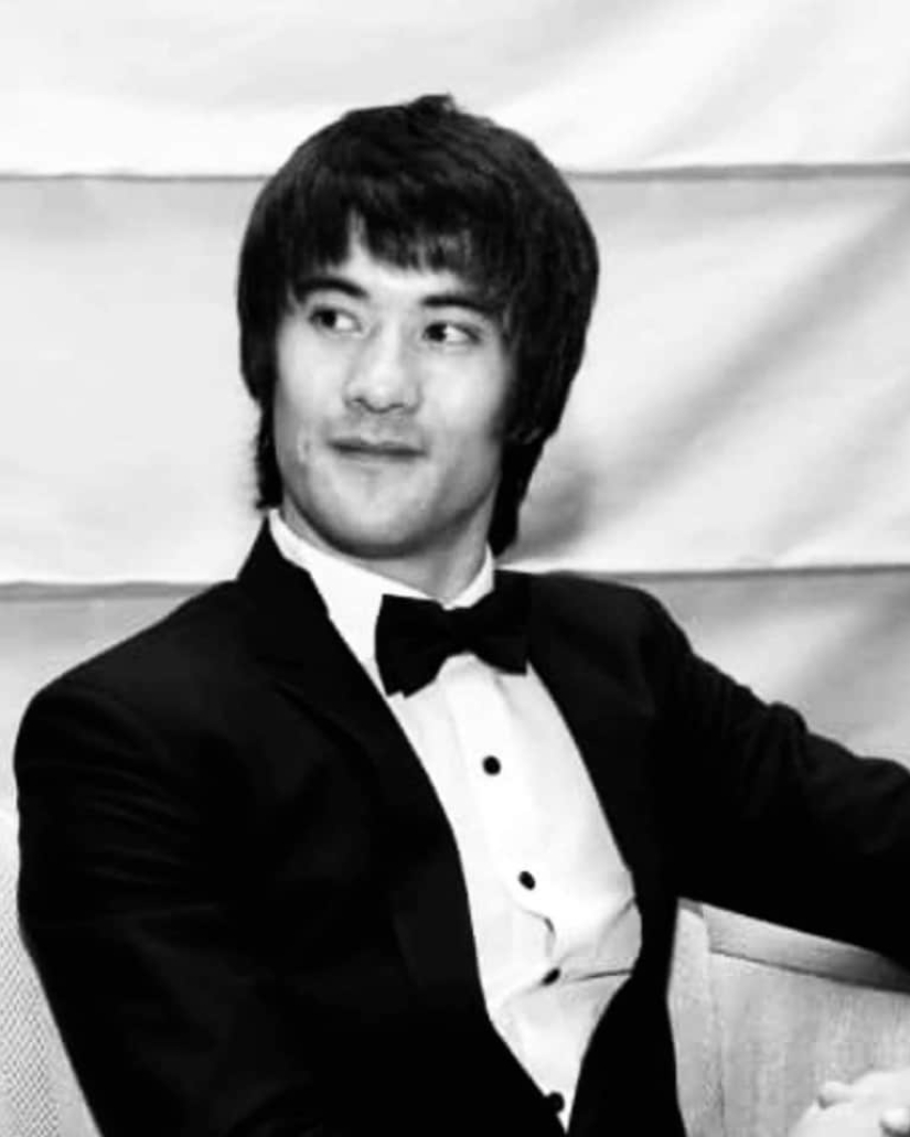 El doppelganger de Bruce Lee se ve obligado a esconderse de los talibanes, temiendo la muerte