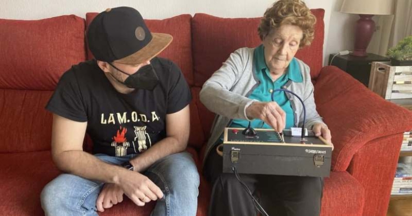 El español inventó el "telegrama analógico" para su querida abuela» El español inventó el "telegrama analógico" para su querida abuela»