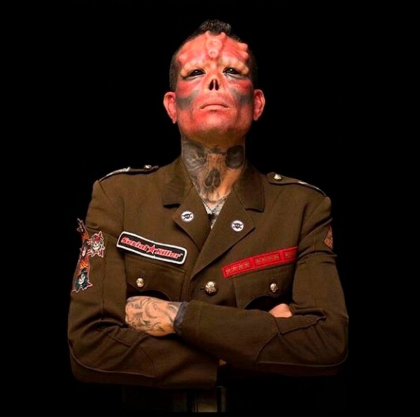 El español se cortó la nariz e hizo cuernos para parecerse al Cráneo Rojo de "Los Vengadores"