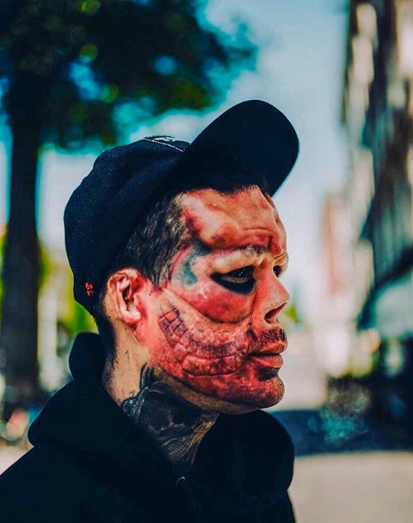 El español se cortó la nariz e hizo cuernos para parecerse al Cráneo Rojo de "Los Vengadores"