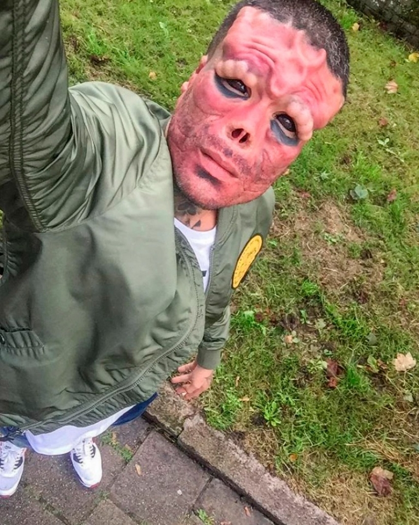 El español se cortó la nariz e hizo cuernos para parecerse al Cráneo Rojo de "Los Vengadores"