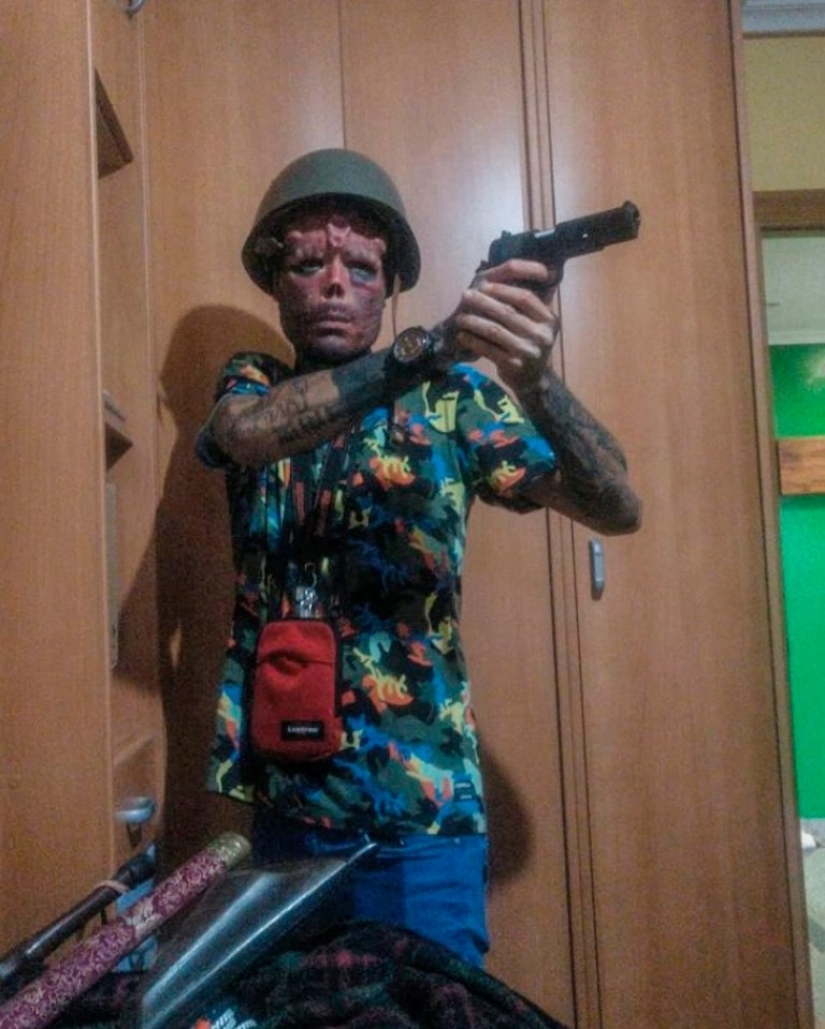 El español se cortó la nariz e hizo cuernos para parecerse al Cráneo Rojo de "Los Vengadores"