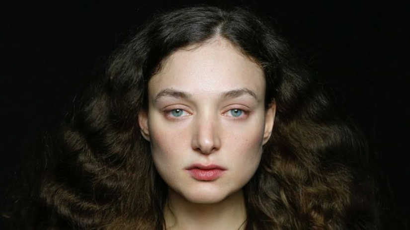 El fotógrafo toma primeros planos de mujeres de diferentes grupos étnicos para mostrar la belleza única de cada nación. El fotógrafo toma primeros planos de mujeres de diferentes grupos étnicos para mostrar la belleza única de cada nación.