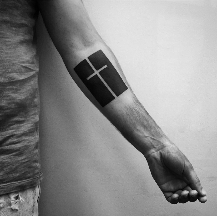El genio de la simplicidad pura: Tatuaje basado en pinturas de Malevich del maestro de Moscú El genio de la simplicidad pura: Tatuaje basado en pinturas de Malevich del maestro de Moscú