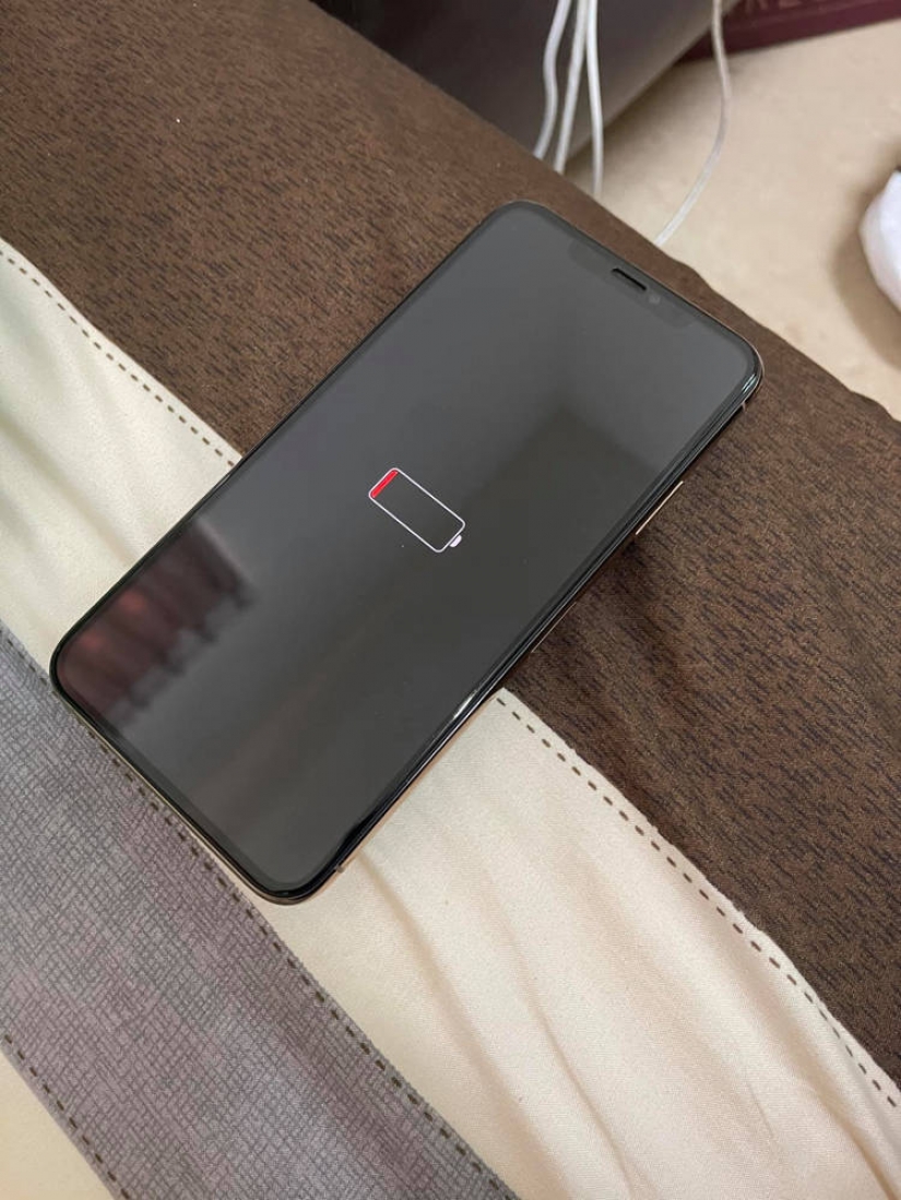 el iPhone de 11 años, que pasó un año en el lago, todavía funciona