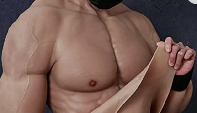 El italiano llegó a la vacunación con una mano de silicona