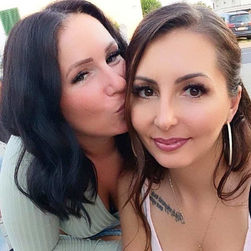 El padre de dos hijas se va a casar con dos mujeres, y a su esposa no le importa