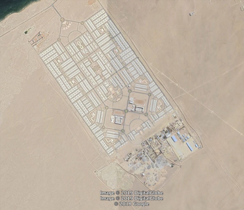 El tipo busca cosas interesantes en Google Earth, y aquí están 18 de sus mejores hallazgos.
