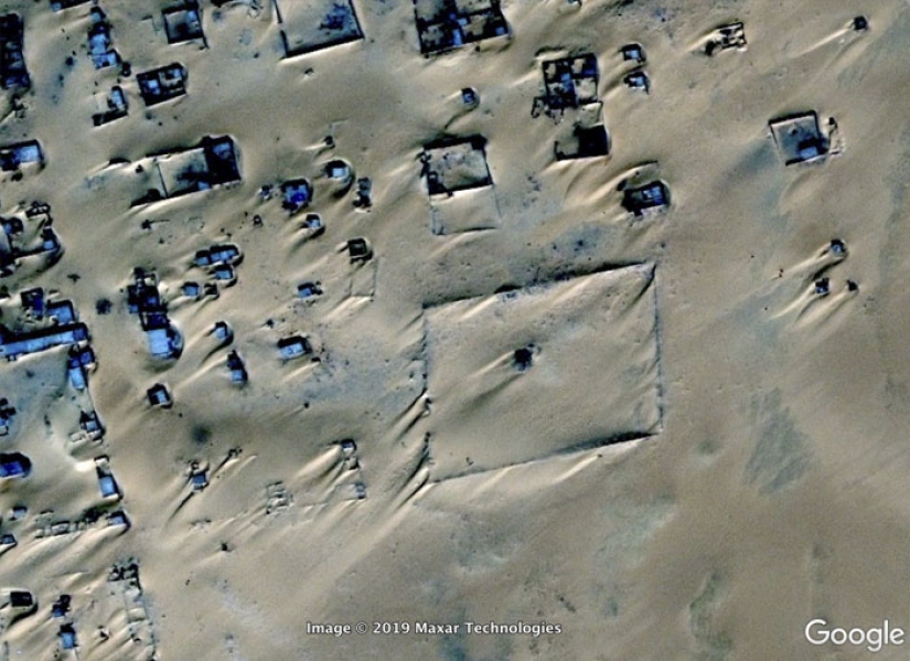 El tipo busca cosas interesantes en Google Earth, y aquí están 18 de sus mejores hallazgos.