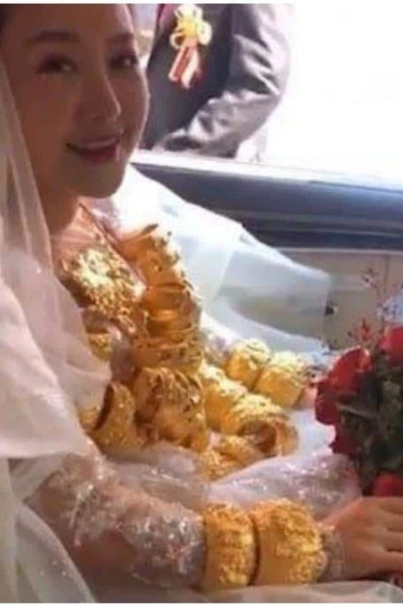En China, la novia no podía caminar debido al peso de las joyas de oro