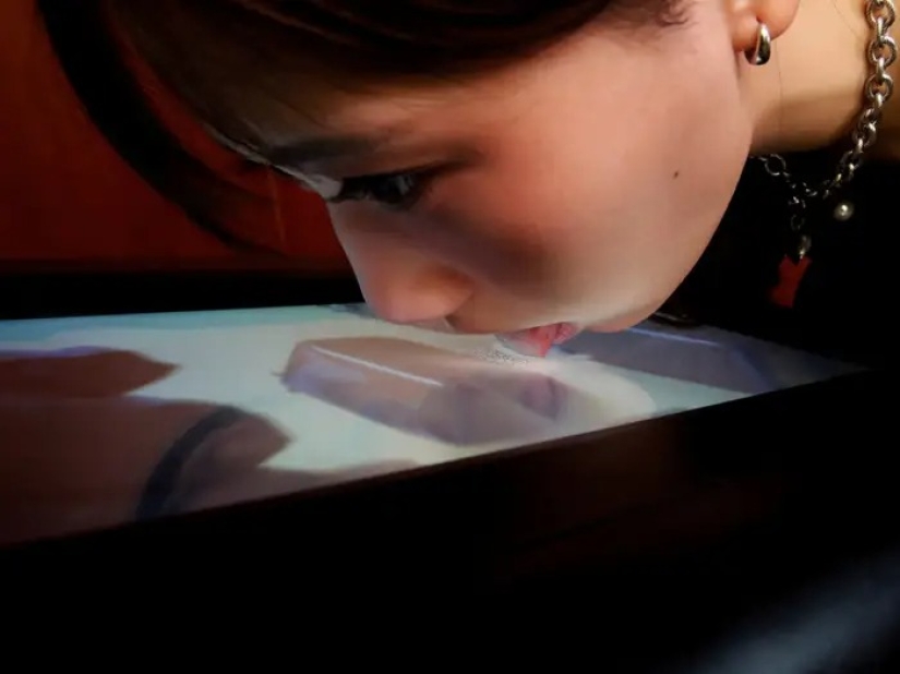 En Japón, crearon una pantalla en la que se puede degustar la imagen En Japón, crearon una pantalla en la que se puede degustar la imagen