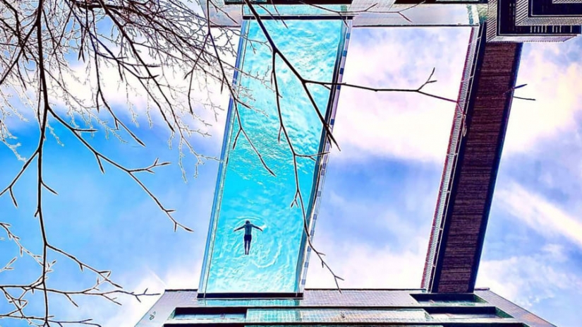 En Londres, se instaló una piscina transparente entre dos edificios de gran altura