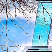 En Londres, se instaló una piscina transparente entre dos edificios de gran altura
