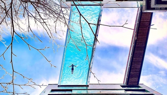 En Londres, se instaló una piscina transparente entre dos edificios de gran altura