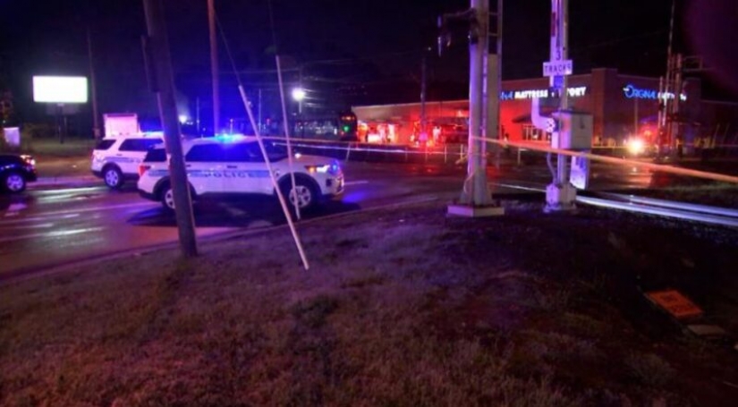 En los Estados Unidos, dos hombres fueron atropellados por un tren, recordando a su hermano que murió antes en el mismo lugar