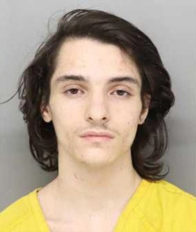 En los estados unidos, el violador fue forzada a tener relaciones sexuales a una adolescente, después de pasar tres semanas en su cama En los estados unidos, el violador fue forzada a tener relaciones sexuales a una adolescente, después de pasar tres semanas en su cama