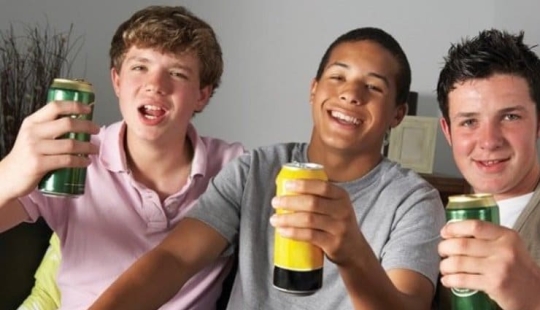 En los Estados Unidos, una mujer fue arrestada por organizar orgías borrachas con adolescentes En los Estados Unidos, una mujer fue arrestada por organizar orgías borrachas con adolescentes