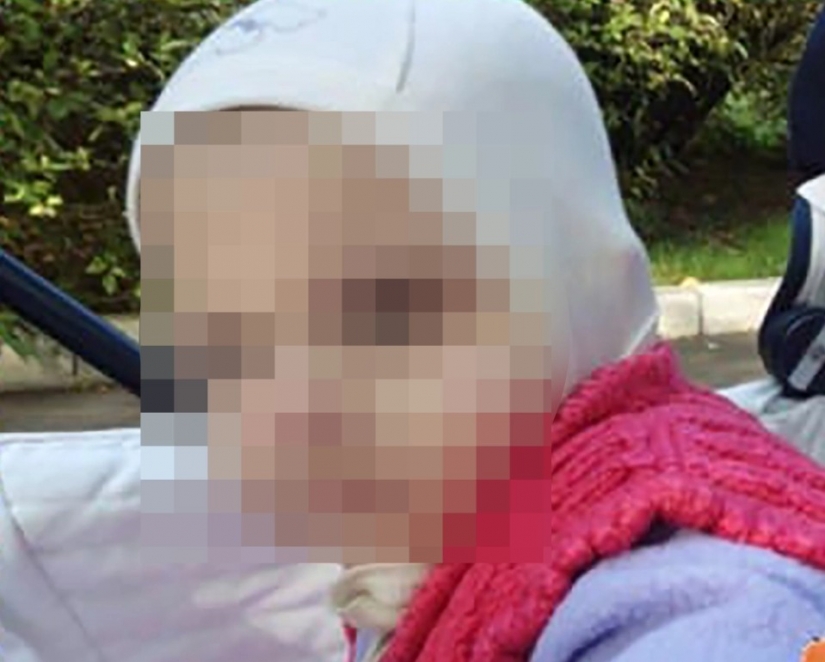 En los suburbios, en una casa sucia llena de gatos encontrado a la chica de Mowgli En los suburbios, en una casa sucia llena de gatos encontrado a la chica de Mowgli