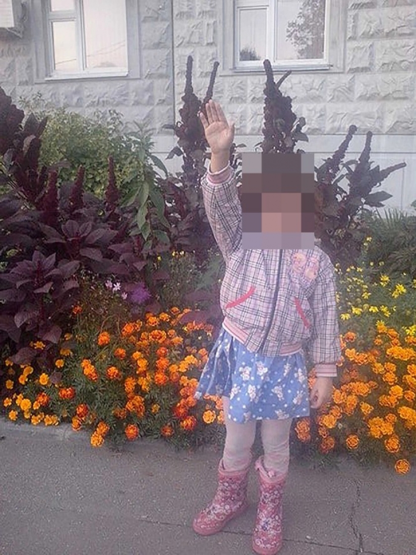 En los suburbios, en una casa sucia llena de gatos encontrado a la chica de Mowgli En los suburbios, en una casa sucia llena de gatos encontrado a la chica de Mowgli