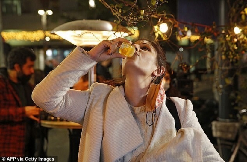 En un bar de la liberación de Israel verter los que están vacunados contra el coronavirus En un bar de la liberación de Israel verter los que están vacunados contra el coronavirus