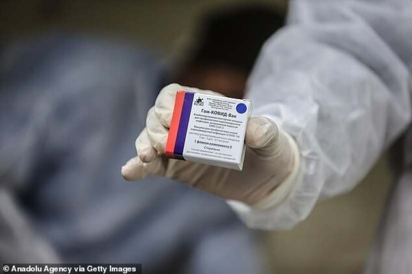 En un bar de la liberación de Israel verter los que están vacunados contra el coronavirus En un bar de la liberación de Israel verter los que están vacunados contra el coronavirus