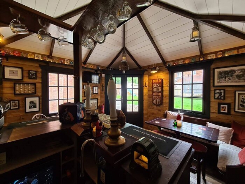 English wife quarantined themselves built the pub in your own backyard English wife quarantined themselves built the pub in your own backyard