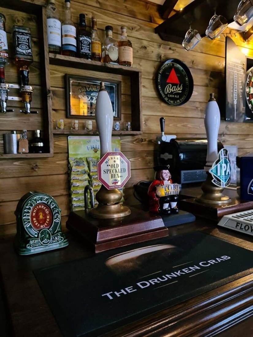 English wife quarantined themselves built the pub in your own backyard English wife quarantined themselves built the pub in your own backyard