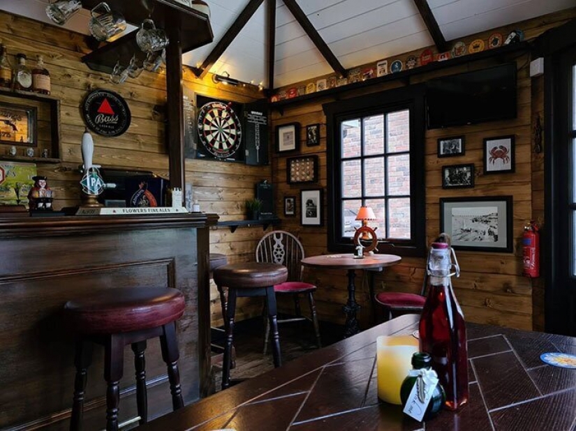 English wife quarantined themselves built the pub in your own backyard English wife quarantined themselves built the pub in your own backyard