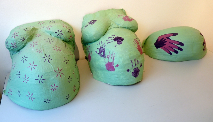 "Enrolle al bebé en un yeso": los padres hacen moldes locos de los brazos, las piernas y el trasero del bebé "Enrolle al bebé en un yeso": los padres hacen moldes locos de los brazos, las piernas y el trasero del bebé