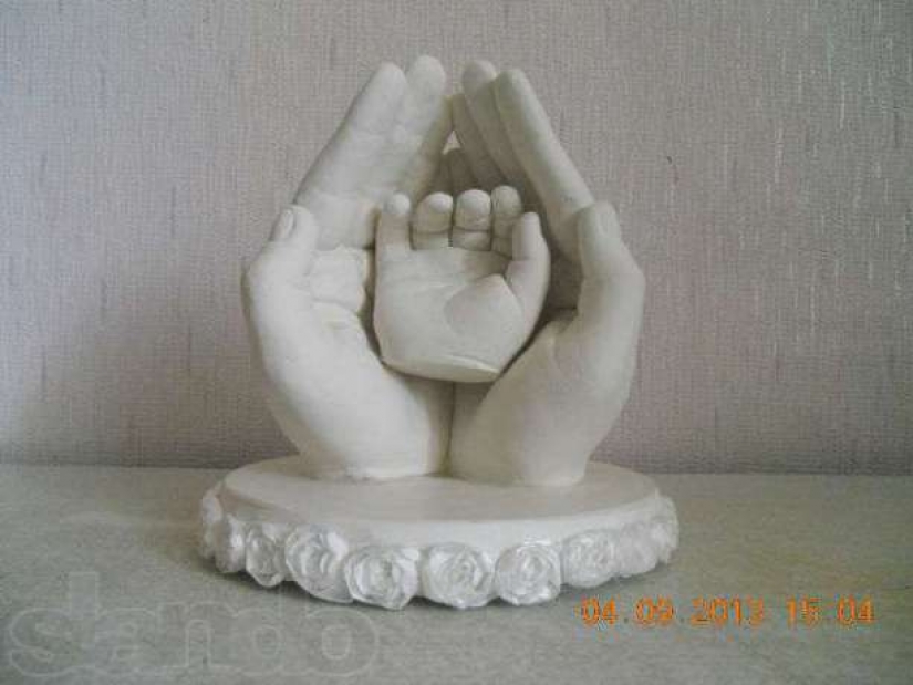 "Enrolle al bebé en un yeso": los padres hacen moldes locos de los brazos, las piernas y el trasero del bebé "Enrolle al bebé en un yeso": los padres hacen moldes locos de los brazos, las piernas y el trasero del bebé