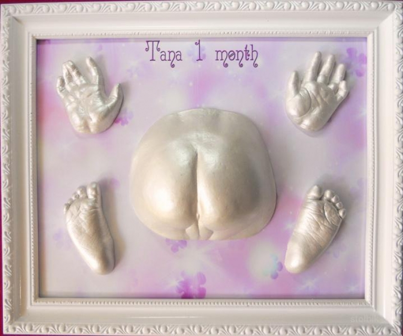 "Enrolle al bebé en un yeso": los padres hacen moldes locos de los brazos, las piernas y el trasero del bebé "Enrolle al bebé en un yeso": los padres hacen moldes locos de los brazos, las piernas y el trasero del bebé
