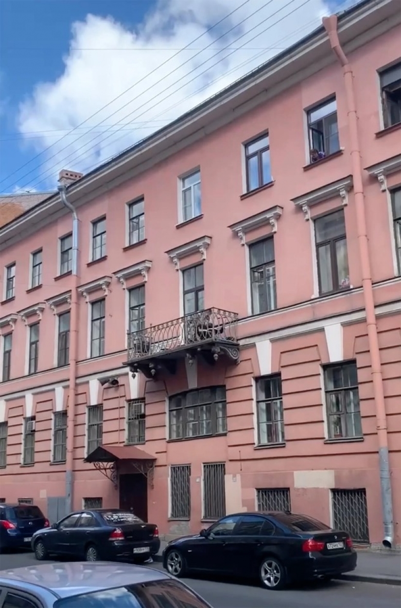 Epic fall: in St. Petersburg, a couple fell from a third-floor balcony during an argument Epic fall: in St. Petersburg, a couple fell from a third-floor balcony during an argument