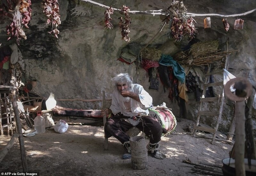 Ermitaño serbio de 70 años salió a vacunarse