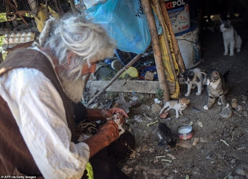 Ermitaño serbio de 70 años salió a vacunarse