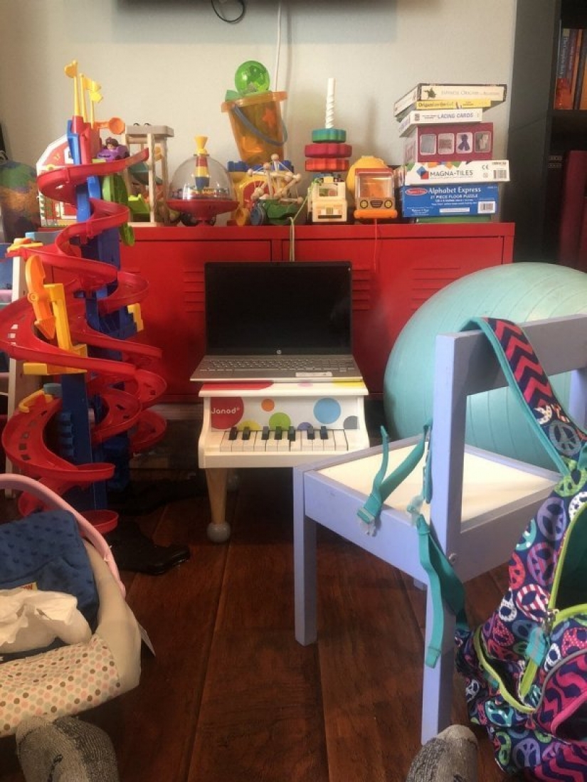 Es: la gente mostró cómo se tiene que trabajar desde casa en cuarentena