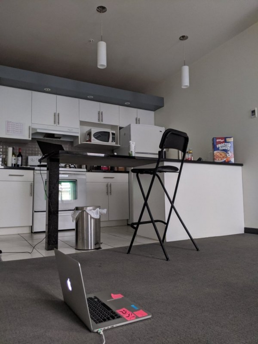 Es: la gente mostró cómo se tiene que trabajar desde casa en cuarentena