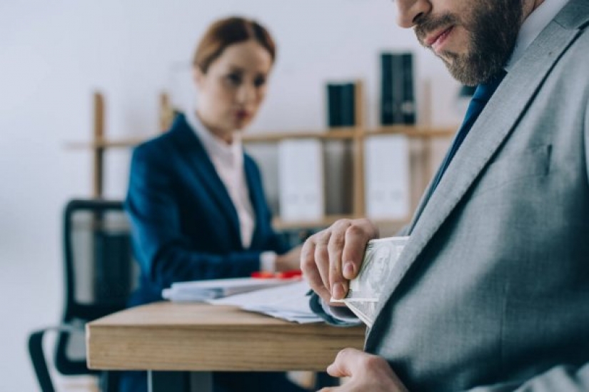 España ha lanzado un programa de rehabilitación para funcionarios que no pueden evitar robar