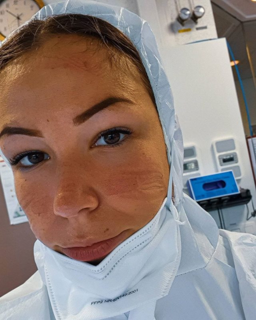 "Estas heridas no desaparecerán, permanecerán dentro de nosotros": fotos de chicas médicas con rastros de máscaras en sus rostros "Estas heridas no desaparecerán, permanecerán dentro de nosotros": fotos de chicas médicas con rastros de máscaras en sus rostros