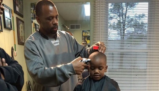 Este peluquero reembolsará el dinero por el corte de pelo de los niños si el niño lee en voz alta Este peluquero reembolsará el dinero por el corte de pelo de los niños si el niño lee en voz alta