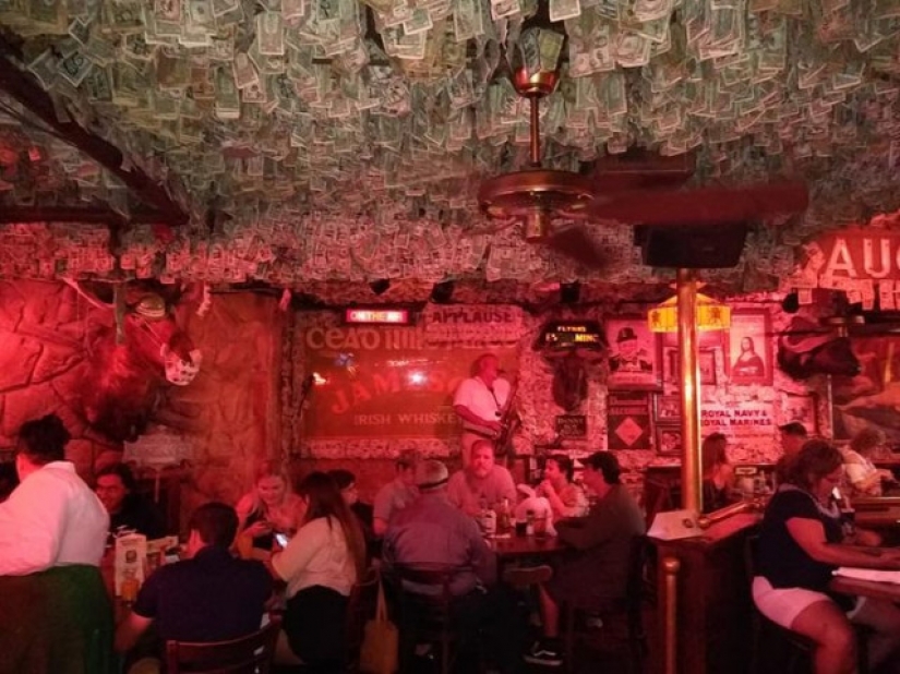 Este pub en Florida está decorado con billetes por un total de dos millones de dólares