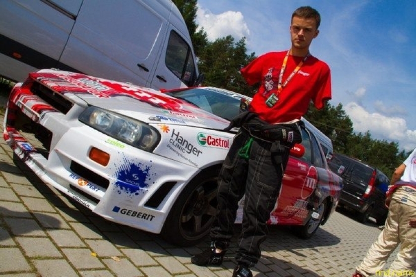 Extremidades perdidas, pero no confianza en sí mismo: un piloto de carreras sin manos entró en el top ten drifters del mundo Extremidades perdidas, pero no confianza en sí mismo: un piloto de carreras sin manos entró en el top ten drifters del mundo