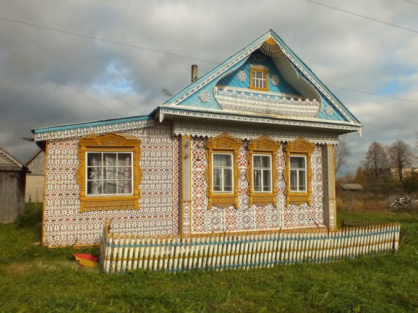 Fairy-tale houses in Russian villages Fairy-tale houses in Russian villages