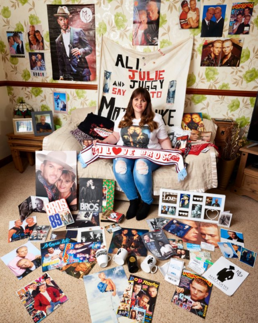 Fanatical love: fans who lost his head and the money from their idols