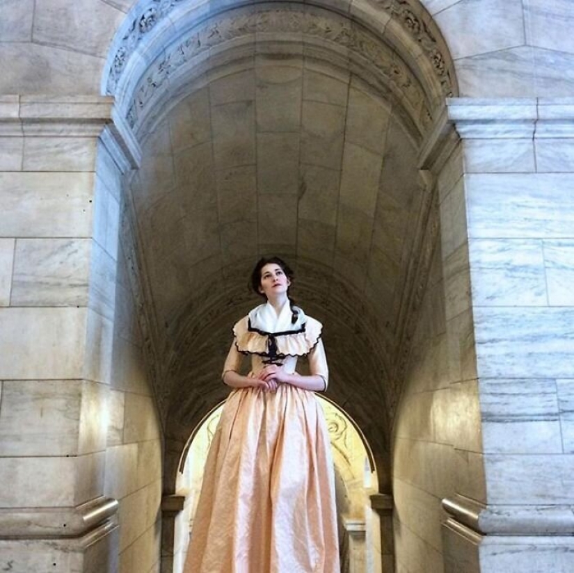 Fashion time travel: a girl in historic outfits was fascinated by the Network