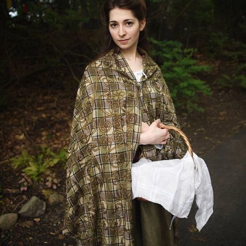 Fashion time travel: a girl in historic outfits was fascinated by the Network