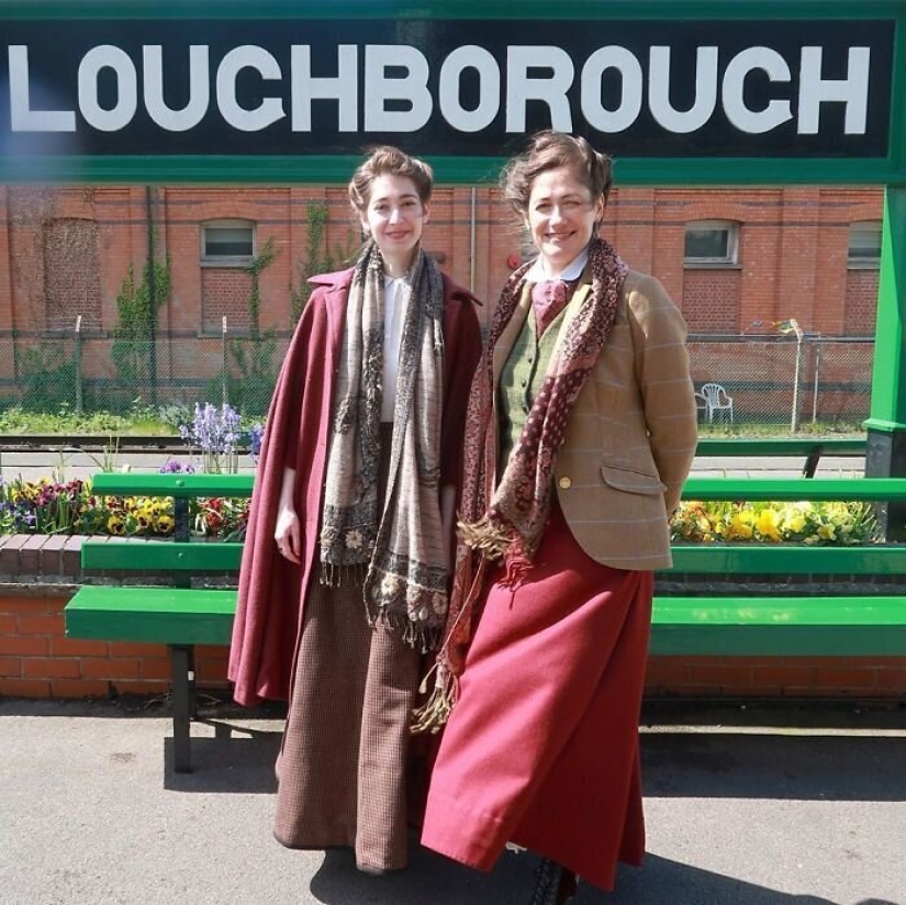 Fashion time travel: a girl in historic outfits was fascinated by the Network