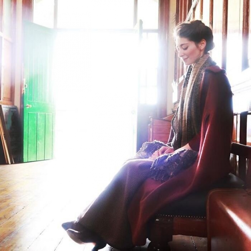 Fashion time travel: a girl in historic outfits was fascinated by the Network