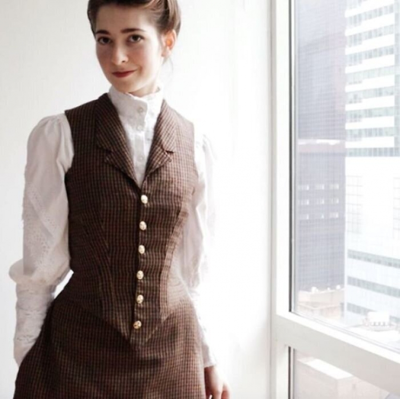 Fashion time travel: a girl in historic outfits was fascinated by the Network