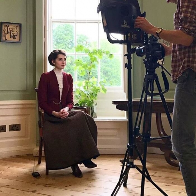 Fashion time travel: a girl in historic outfits was fascinated by the Network