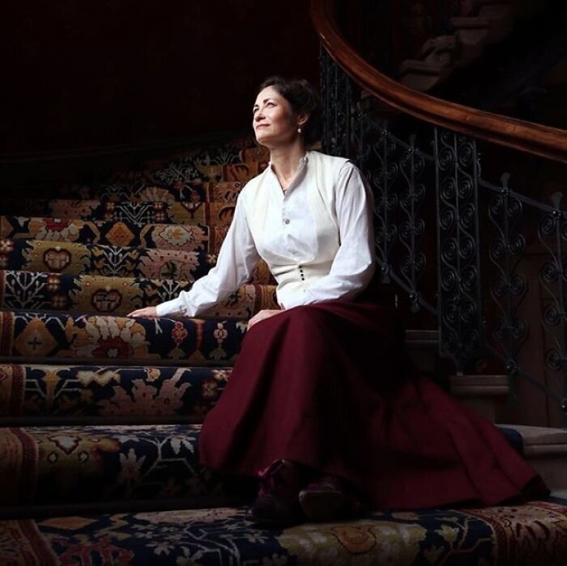 Fashion time travel: a girl in historic outfits was fascinated by the Network